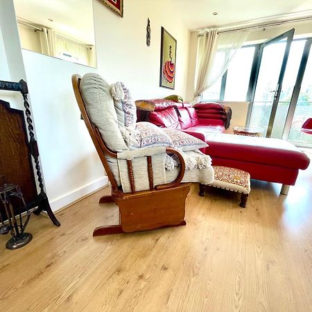 Luxury 2 Bedroom Apartment- Lake View - Free Parking - Wembley Stadium 5Km 런던 외부 사진