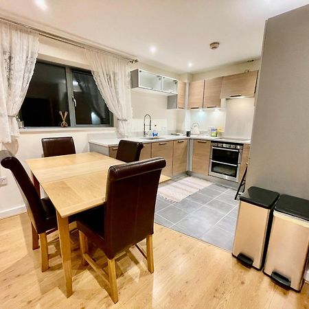 Luxury 2 Bedroom Apartment- Lake View - Free Parking - Wembley Stadium 5Km 런던 외부 사진