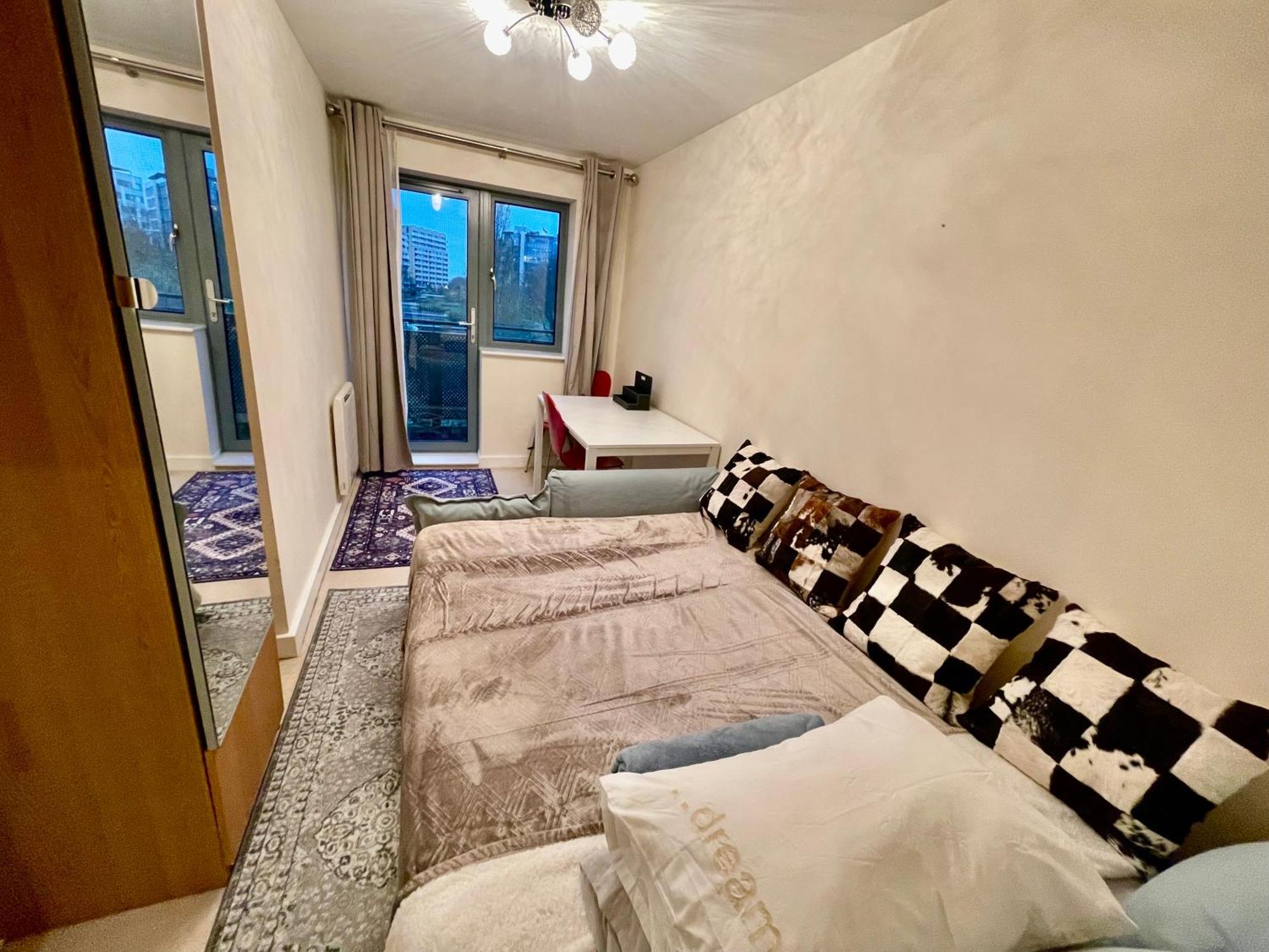 Luxury 2 Bedroom Apartment- Lake View - Free Parking - Wembley Stadium 5Km 런던 외부 사진