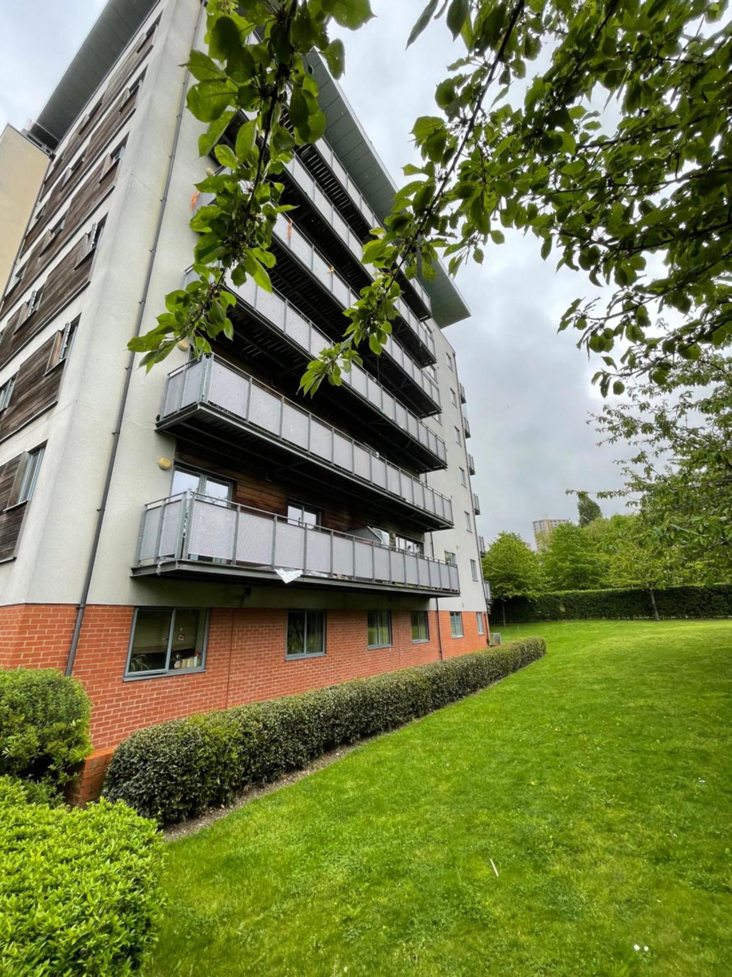 Luxury 2 Bedroom Apartment- Lake View - Free Parking - Wembley Stadium 5Km 런던 외부 사진