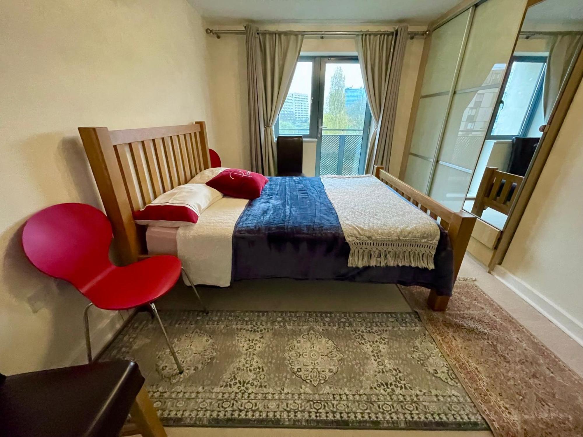 Luxury 2 Bedroom Apartment- Lake View - Free Parking - Wembley Stadium 5Km 런던 외부 사진