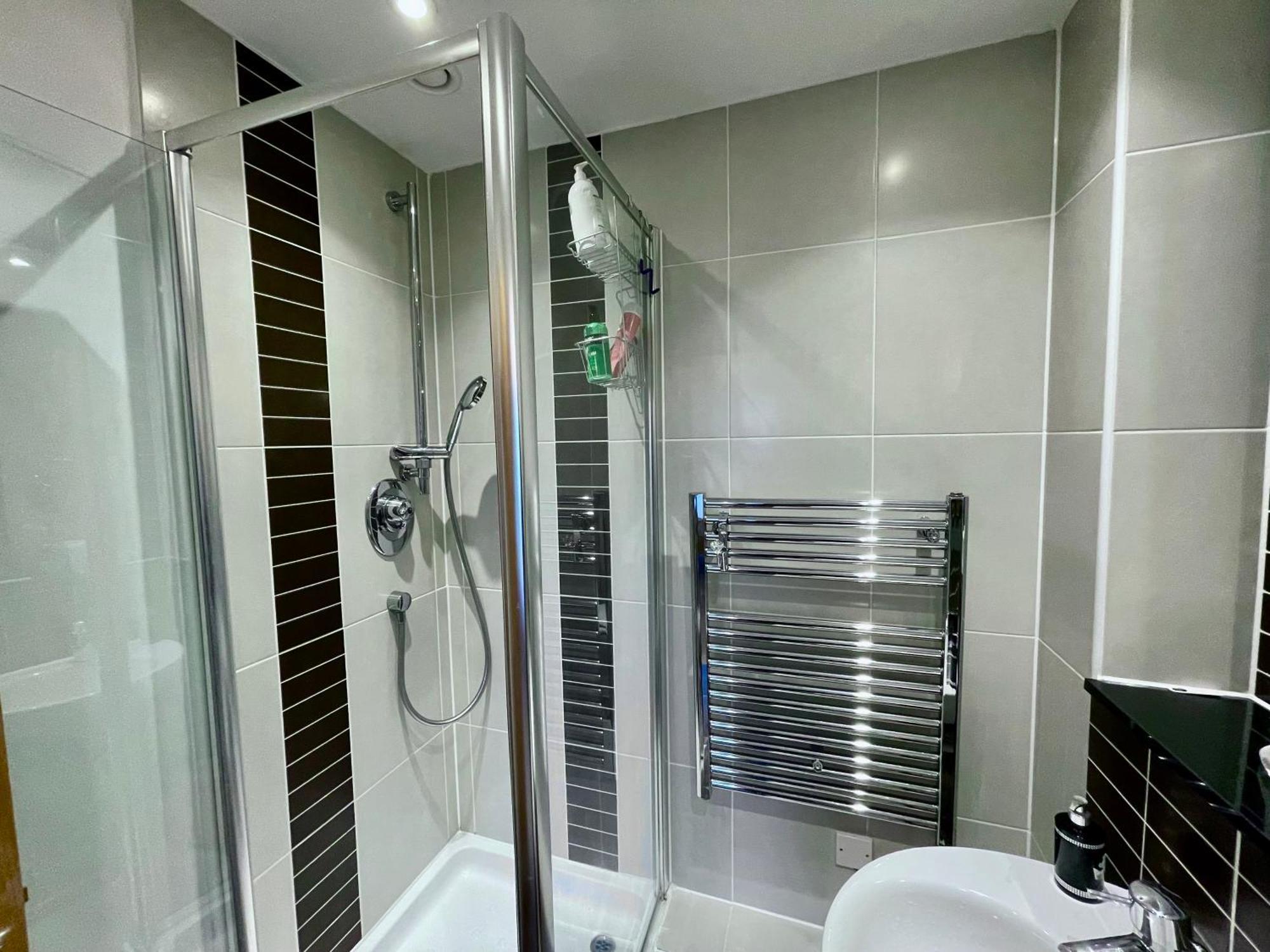 Luxury 2 Bedroom Apartment- Lake View - Free Parking - Wembley Stadium 5Km 런던 외부 사진