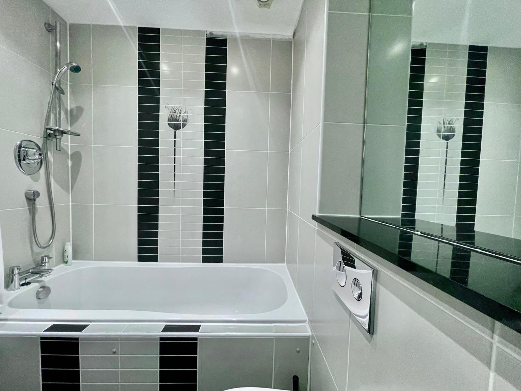 Luxury 2 Bedroom Apartment- Lake View - Free Parking - Wembley Stadium 5Km 런던 외부 사진