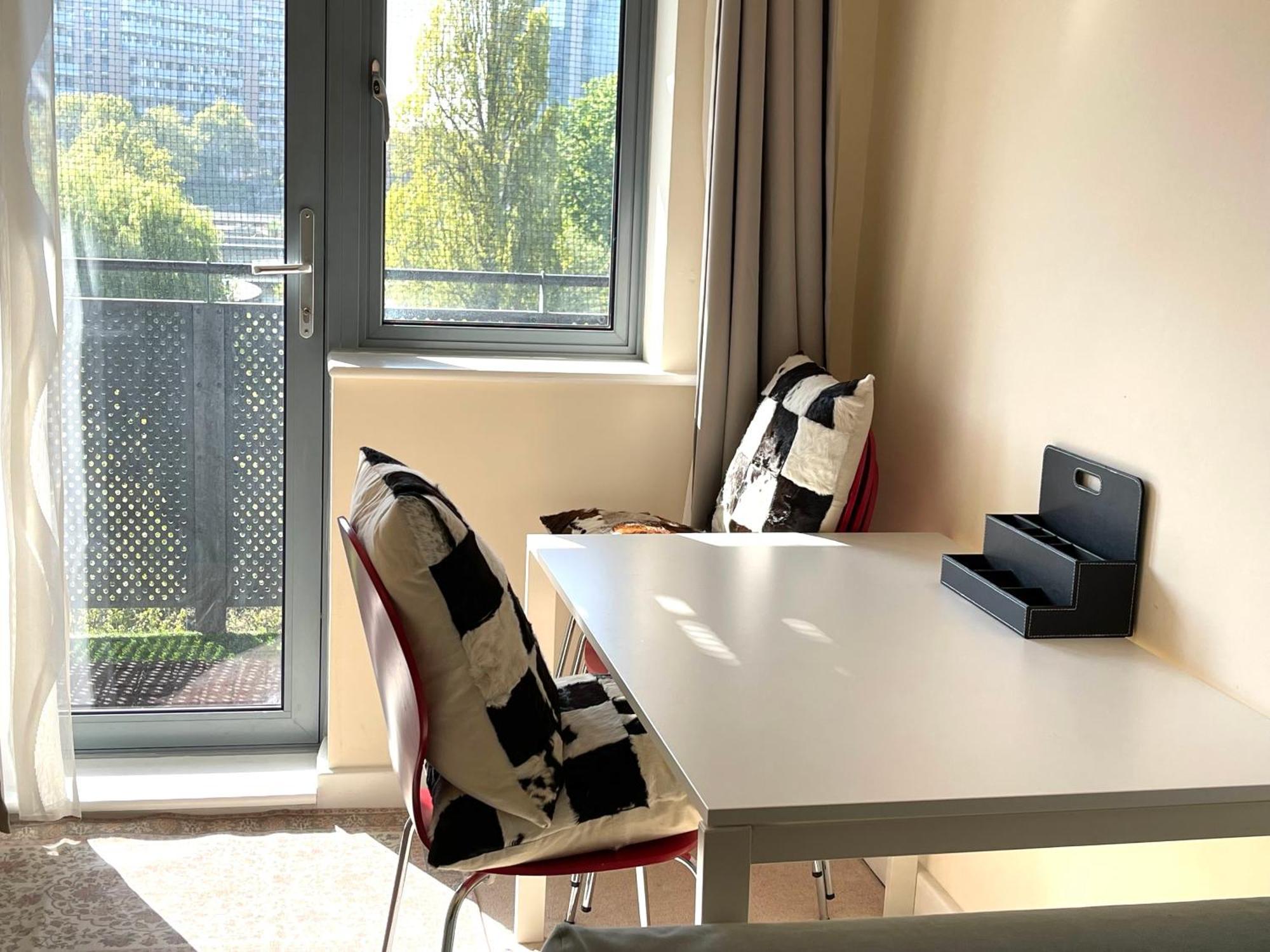 Luxury 2 Bedroom Apartment- Lake View - Free Parking - Wembley Stadium 5Km 런던 외부 사진