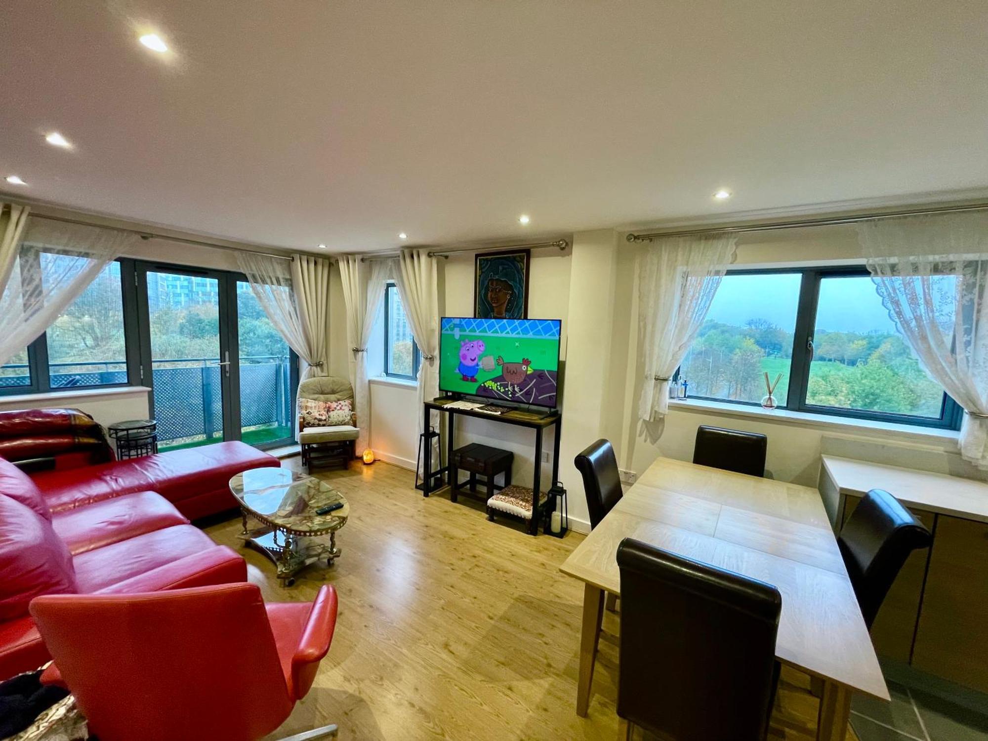 Luxury 2 Bedroom Apartment- Lake View - Free Parking - Wembley Stadium 5Km 런던 외부 사진