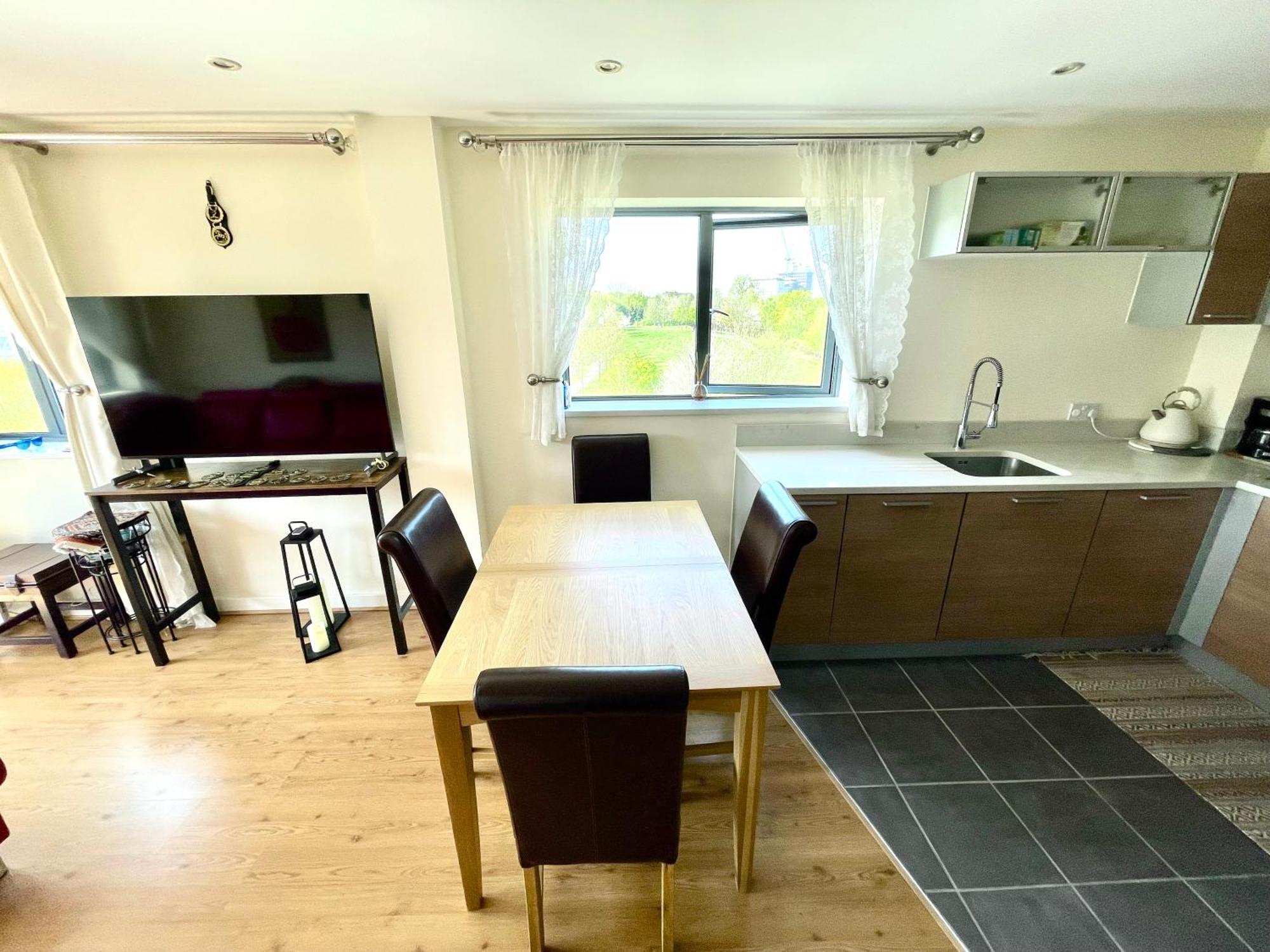 Luxury 2 Bedroom Apartment- Lake View - Free Parking - Wembley Stadium 5Km 런던 외부 사진