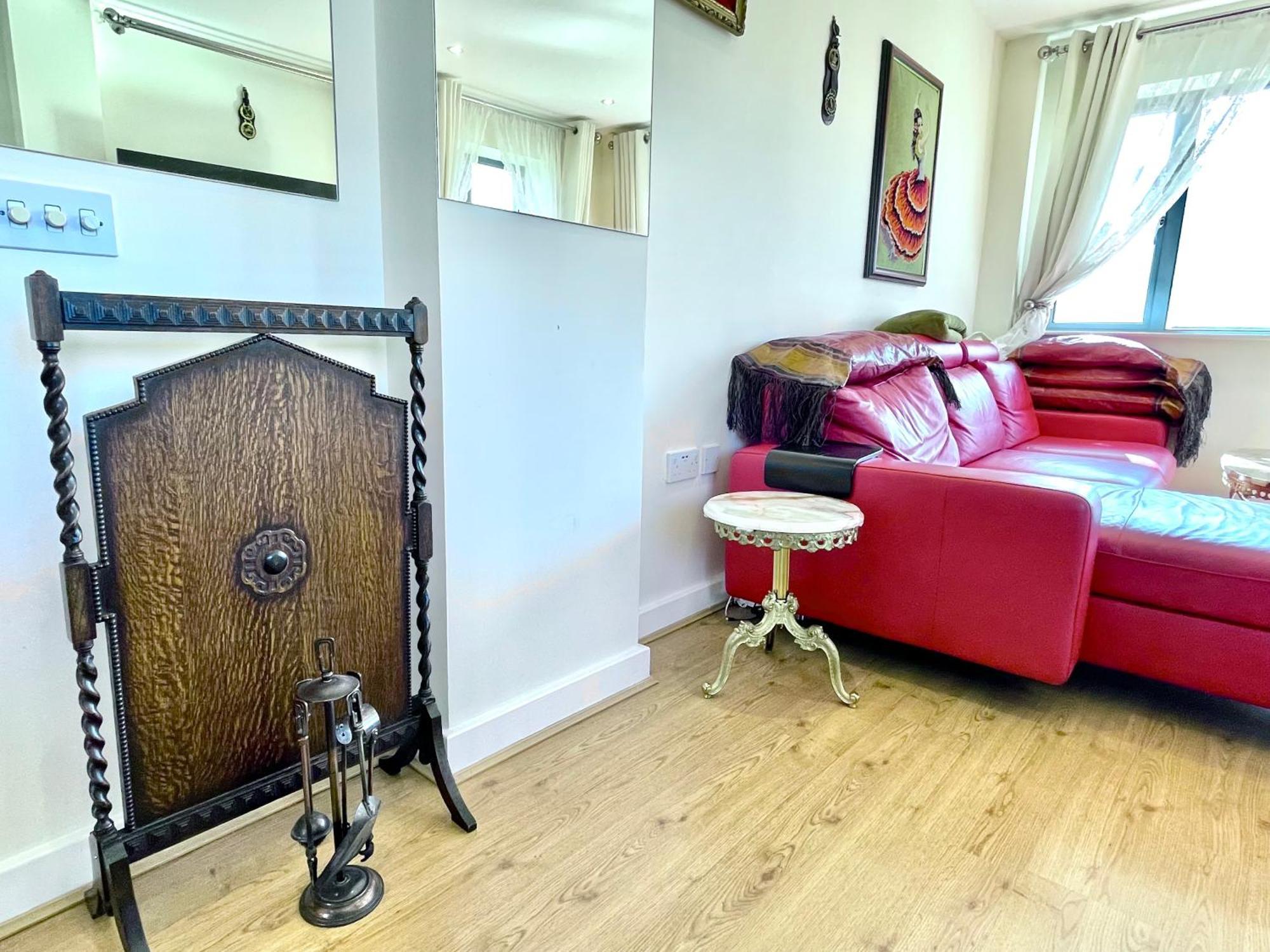 Luxury 2 Bedroom Apartment- Lake View - Free Parking - Wembley Stadium 5Km 런던 외부 사진